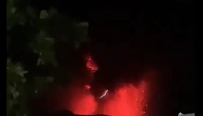 影/印尼魯昂火山再爆發！恐怖「紅色夜空」嚇人 當局撤離828人、提升至2級警戒