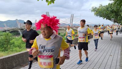 台中太平路跑破千人揮汗完賽 「麥當勞叔叔」、母子攜手抵終點