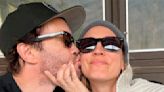 Kaley Cuoco y el actor de Ozark Tom Pelphrey confirmaron su romance con unas tiernas postales en Instagram