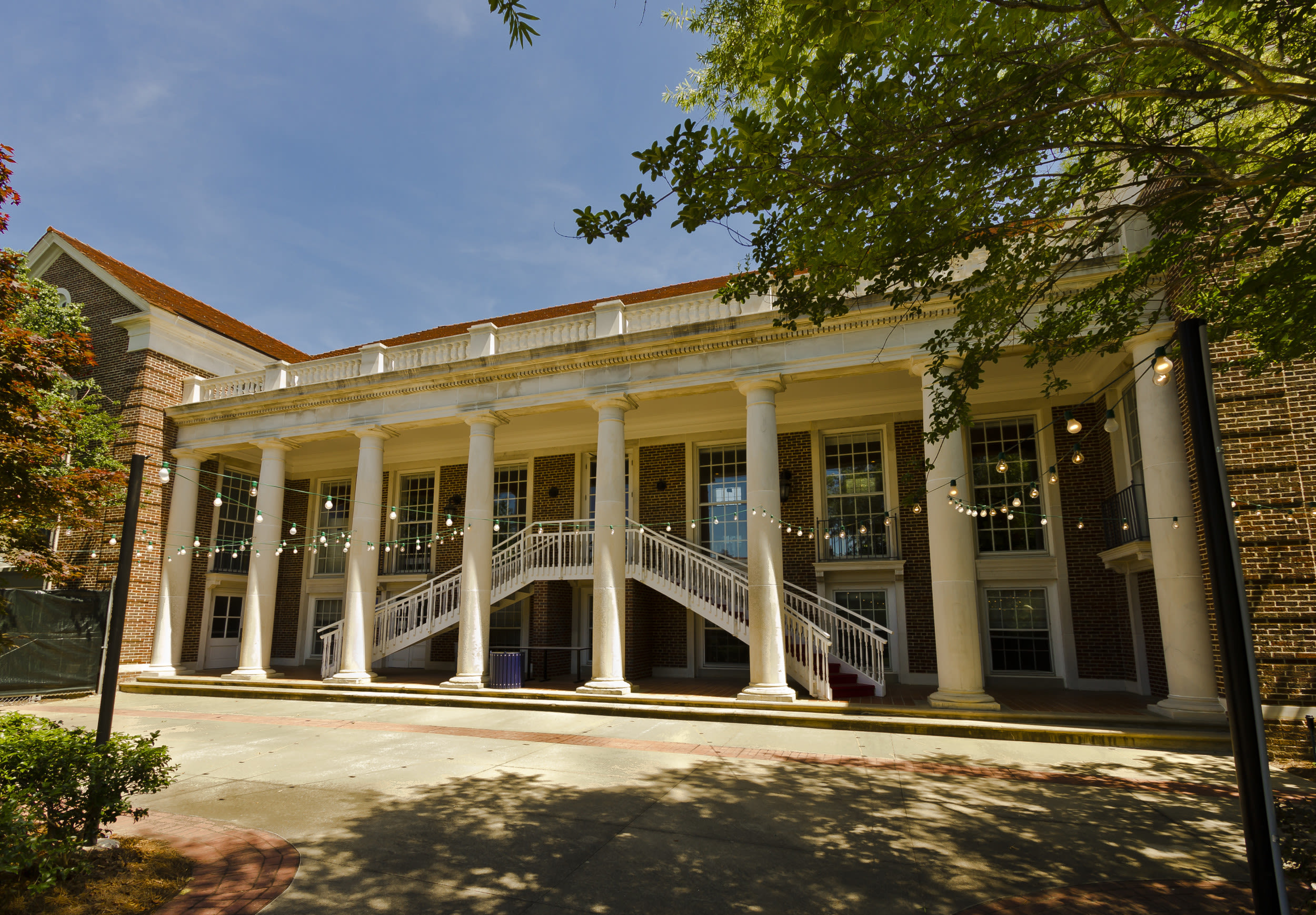 Ole Miss students sing "Star-Spangled Banner" at pro-Palestinian protest