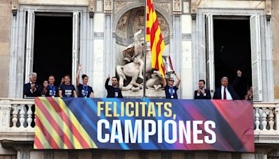 La plaza Sant Jaume se llena para recibir a las campeonas