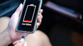 Cargar el celular en el carro daña su batería: verdad o mentira