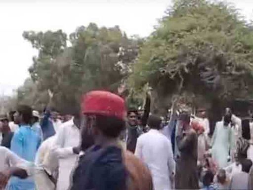 Police baton-charge protesting teachers outside Karachi Press Club