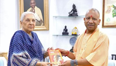 Yogi Adityanath meets U.P. Governor Anandiben Patel