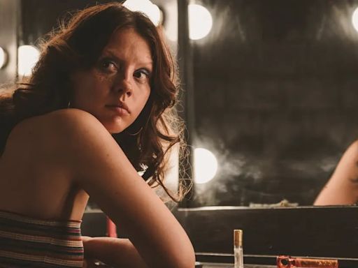 ¿Cómo en el cine? El debut de Mia Goth, actriz de MaXXXine, fue en una película aún más polémica