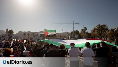 Un centenar de personas protestan en el puerto de Cartagena ante la llegada del Borkum: “Hay que investigar el barco”