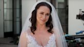 Yes, that's Jennifer Love Hewitt singing 'Islands in the Stream' during her '9-1-1' wedding