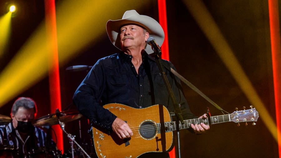 Alan Jackson bringing his ‘Last Call: One More for the Road Tour’ to Wisconsin