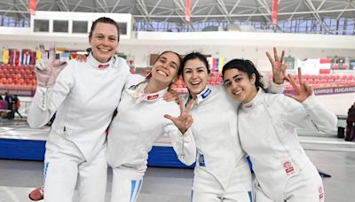 La medalla de bronce del equipo de espada femenina que alumbró para Argentina en el Panamericano de esgrima de Lima