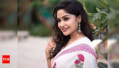 Did you know Veetukku Veedu Vaasapadi actress Shritha Sivadas shared the screen with Santhanam in 'Dhilukku Dhuddu 2'? - Times of India