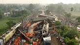 Cesa búsqueda de sobrevivientes tras descarrilamientos en la India que dejaron 280 muertos