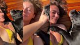 Paolla Oliveira pega sol de biquíni com seu cachorro