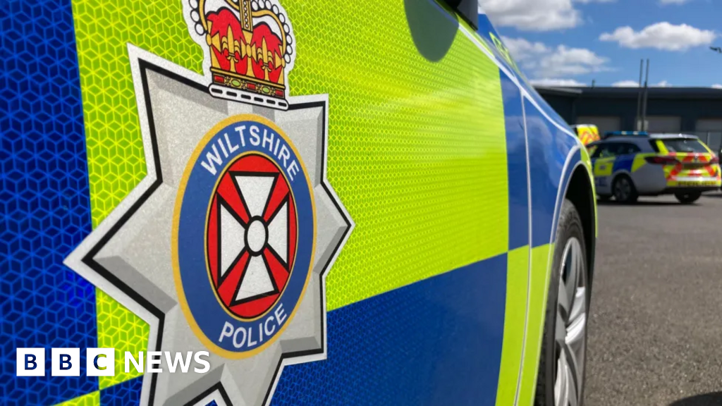 Man arrested after leaving scene of Swindon car crash