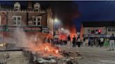 Manifestantes vuelcan vehículo policial e incendian bus de dos pisos en violentos disturbios en ciudad inglesa de Leeds - La Tercera