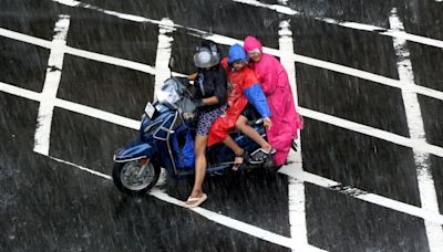 Heavy rain continues in Mumbai, water-logging reported in Andheri subway