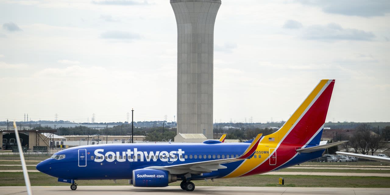 Air-Traffic Controller, Southwest Pilots Faulted in Near Accident at Texas Airport