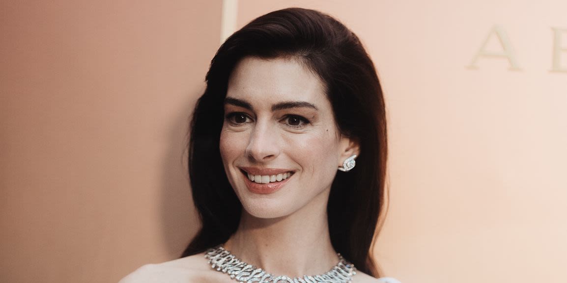 OMG! Anne Hathaway brings back her super short boy-like pixie haircut