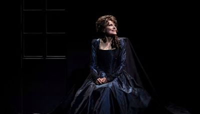 Dans « La blessure et la soif », au Studio Marigny, Fanny Ardant, gracieuse et incandescente, est emportée par les tourments de la chair