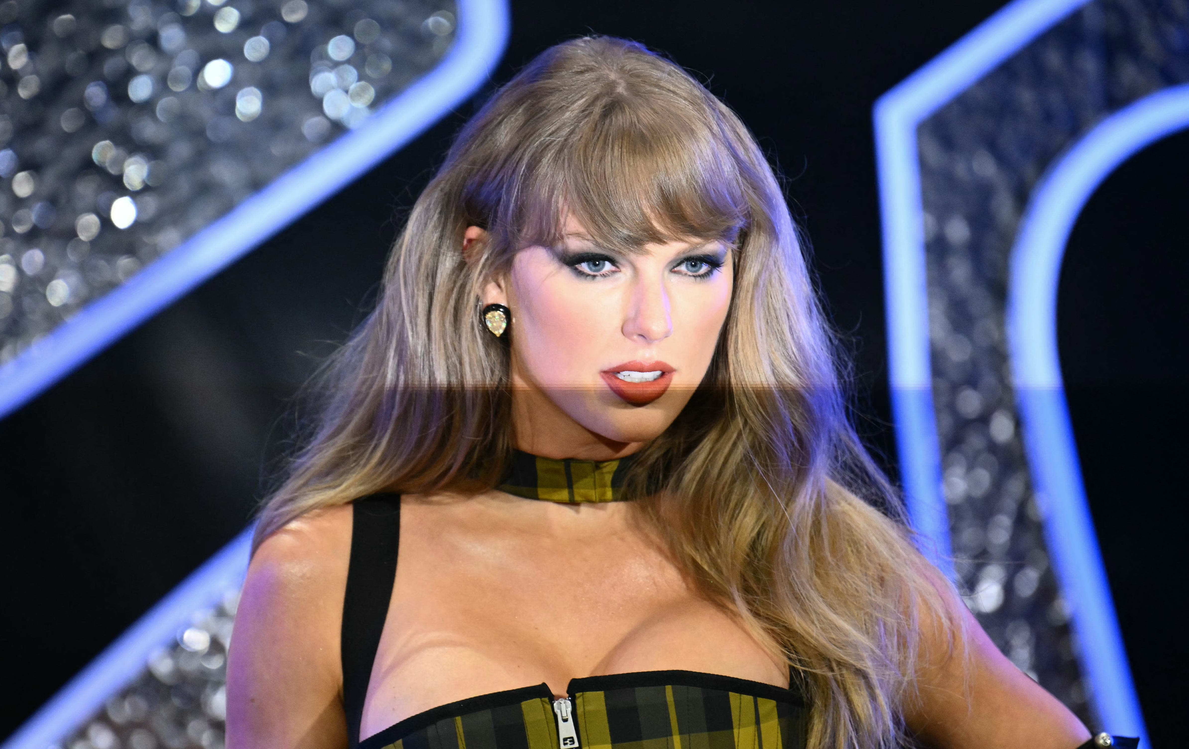 Taylor Swift stuns in plaid at MTV Music Video Awards