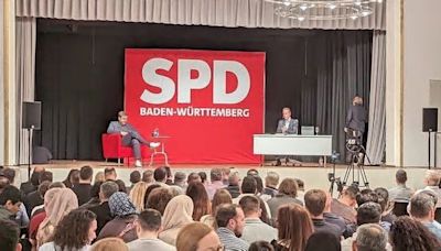 SPD-Chef Lars Klingbeil im Gespräch mit Migranten