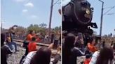 Mujer fallece impactada por tren tras tomarse selfie