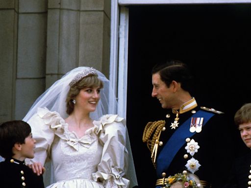 El papel protagonista de Camila Parker-Bowles en la boda de Carlos de Inglaterra y Lady Di: fue vestida de blanco