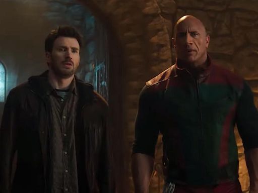 Dwayne Johnson y Chris Evans buscan a Santa Claus en el primer tráiler de 'Red One'