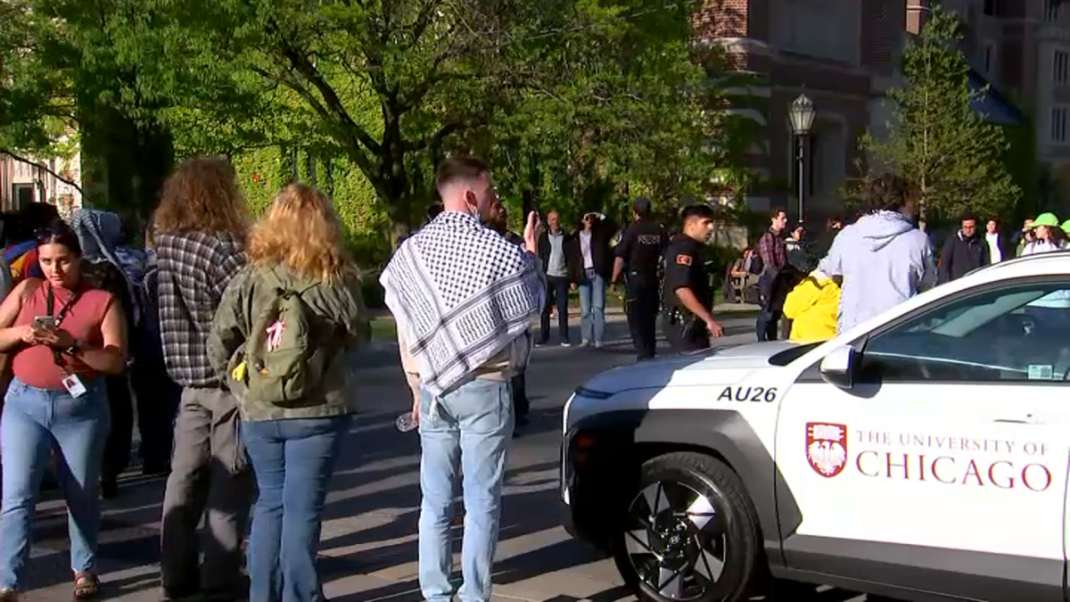 Pro-Israel, pro-Palestinian demonstrators rally on University of Chicago campus