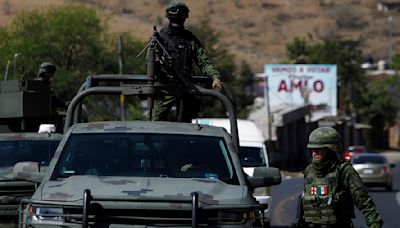 Mueren 10 sicarios del CJNG tras enfrentarse durante 3 horas a militares en Michoacán - La Opinión