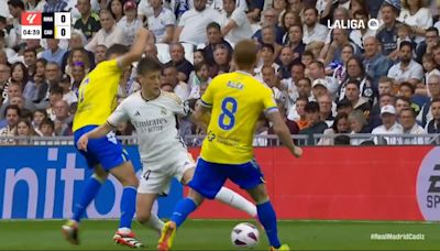 Ni 5′ y ya lo puso en pie: vean el regate de crack de Guler que enamoró al Bernabéu