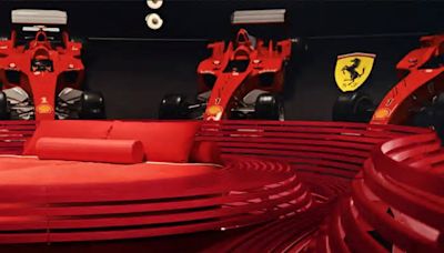 Ferrari se pasa el juego de Airbnb: ha puesto una cama en mitad de su museo para que duermas rodeado de Fórmula 1