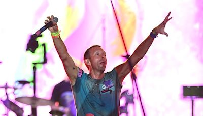 Glastonbury fans complain Coldplay are 15 minutes late