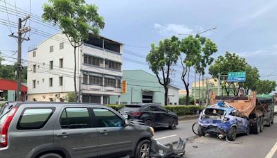 高雄追撞連環車禍 Google街景車淪「夾心餅」2輕傷