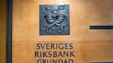 El banco central de Suecia baja el tipo de interés oficial y prevé dos recortes más este año