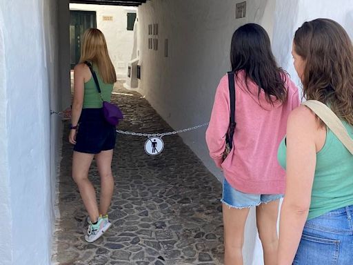 Menorca resort shuts out sightseers with chains across alleyways