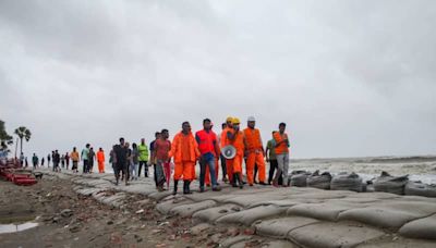 Hundreds of thousands evacuated as cyclone hits Bangladesh coast