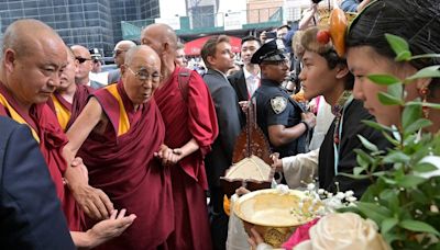 Dalai Lama diz que está em bom estado de saúde após cirurgia nos Estados Unidos