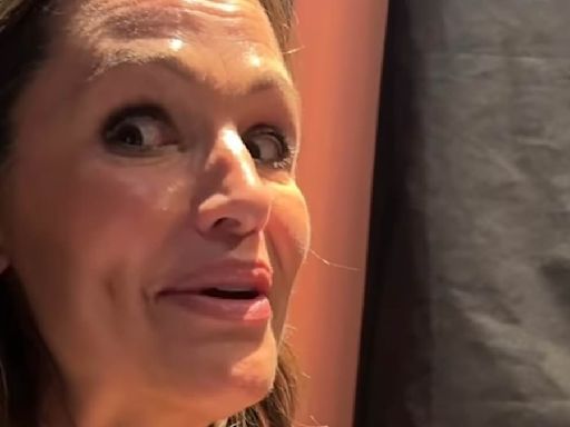 Jennifer Garner gets STUCK on elevator during first-ever Comic-Con