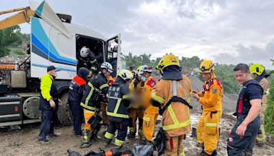 高市砂石車車斗疑重心不穩翻覆 駕駛傷重不治