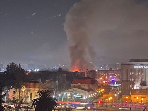 Bomberos combate incendio en dependencias en desuso del hospital Barros Luco en San Miguel - La Tercera