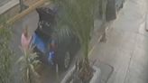 Captan a mujer de Tehuacán cuando deja bolsas de basura frente a un domicilio [Video]
