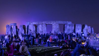 Curious Tourists and Modern-Day Druids: Marking the Solstice at Stonehenge