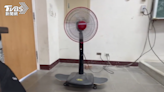 天氣太熱啦！ 學生自製「移動電風扇」 教室冷氣電箱爆