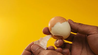 Cómo pelar un huevo duro en 15 segundos: con agua fría y una cuchara sopera