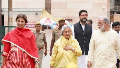Abhishek Bachchan, Jaya Bachchan And Shweta Seek Blessing At Kashi Vishwanath Temple, Photos Go Viral - News18