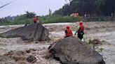 影／溪水暴漲！竹崎親水公園釣客受困獲救 消防提醒豪雨狂下勿入溪水流域