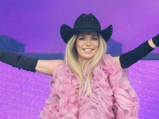 Shania Twain left 'struggling' at Glastonbury as fans pick-up on major issue