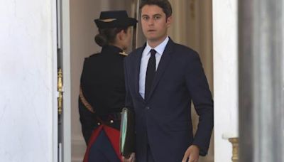 Presidente francés acepta renuncia de premier, pero lo mantiene como jefe de gobierno provisional