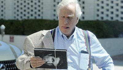 Henry Winkler pays homage to Farrah Fawcett