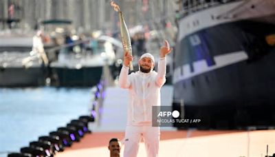 París 2024: La llama olímpica desembarca en Francia, en el puerto de Marsella